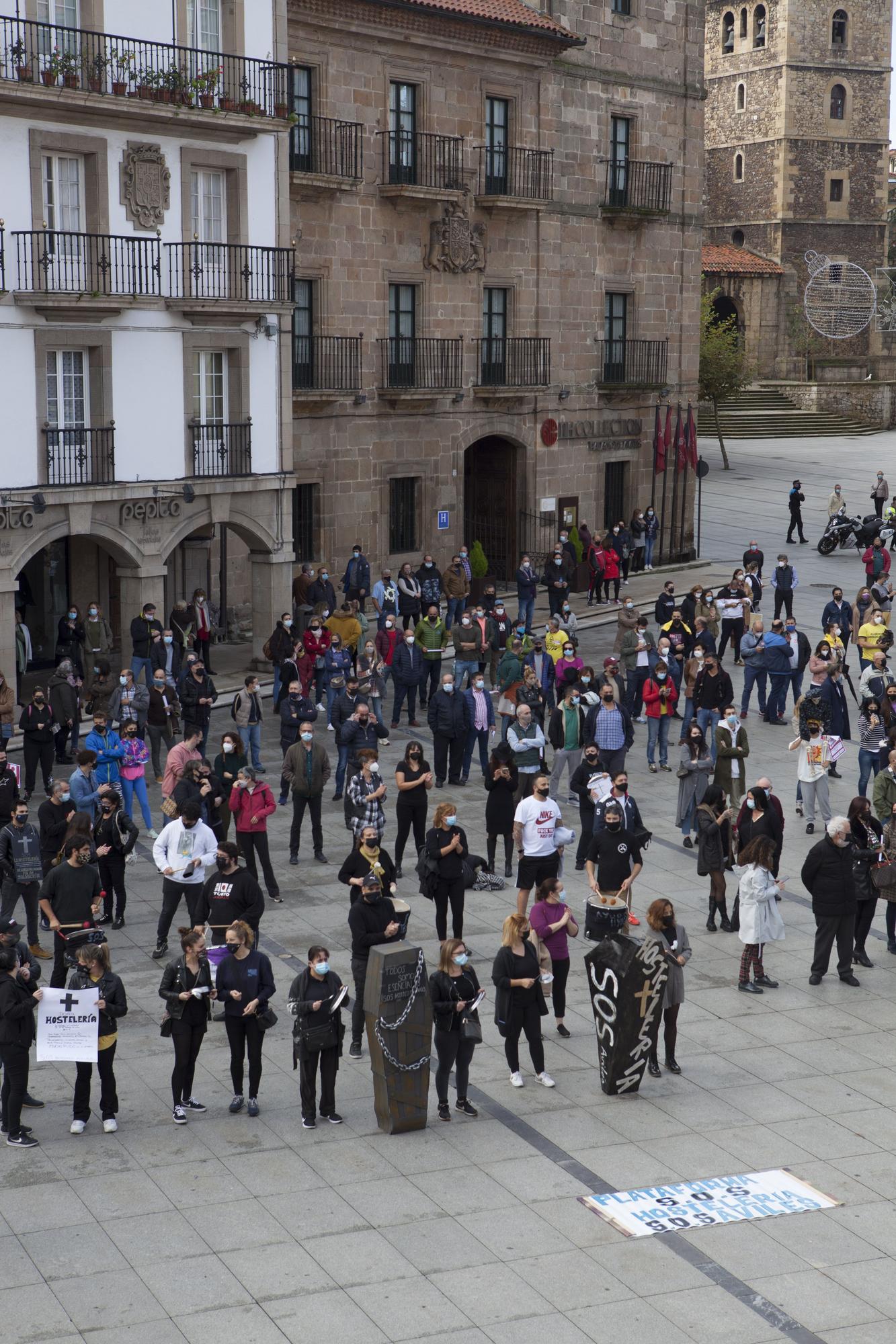 La hostelería de Avilés muestra en la calle su situación crítica.