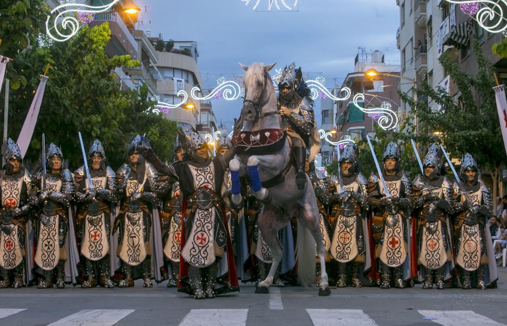 Miles de personas asisten al Desfile de la Entrada en la avenida Carlos Soler