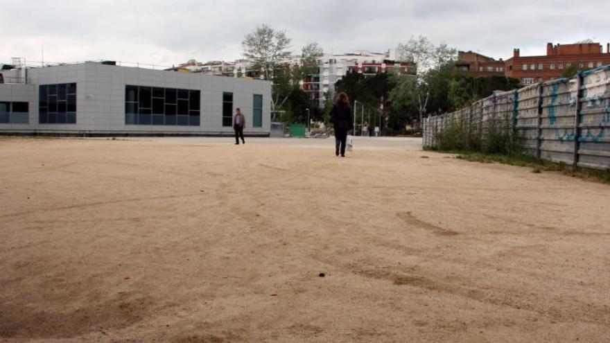 La zona de l&#039;antic Parc Central fa quasi vuit anys que està en obres i amb tanques