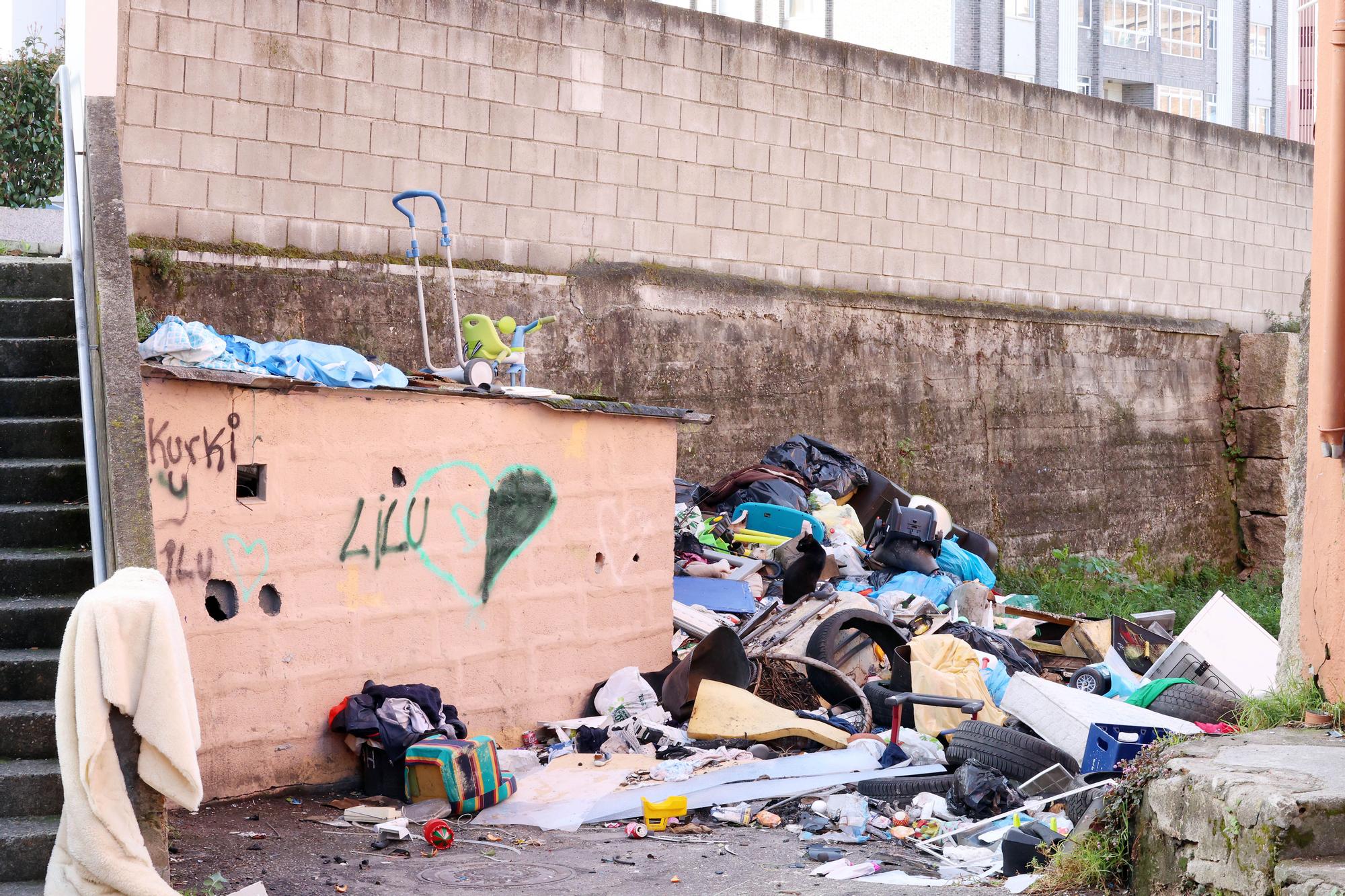 El solar tras el mural antifranquista de Martínez Garrido se convierte en un vertedero