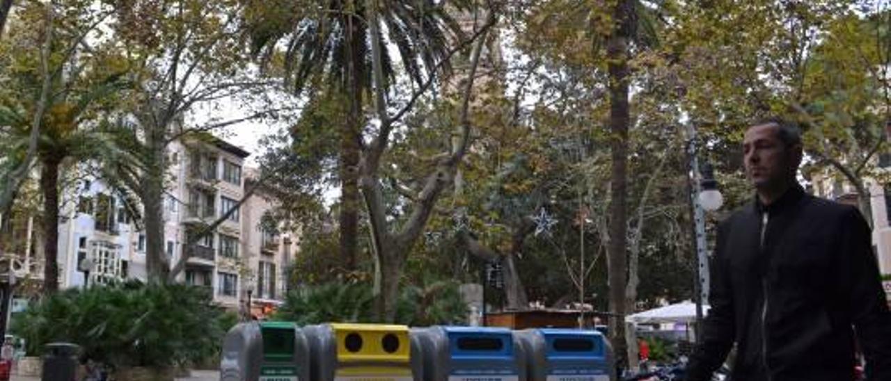 Una barrera de contenedores de basura en la parte delantera de la plaza.