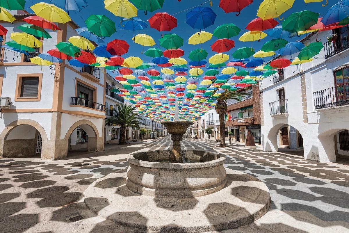 Plaza de los Paraguas de Malpartida de Cáceres: una razón para emocionarse.