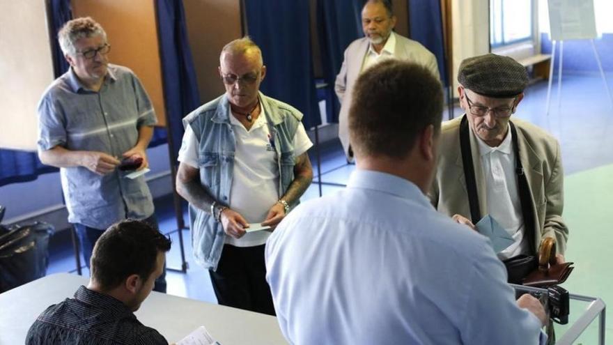 La participación sube al 35% en las legislativas francesas, una cifra históricamente baja