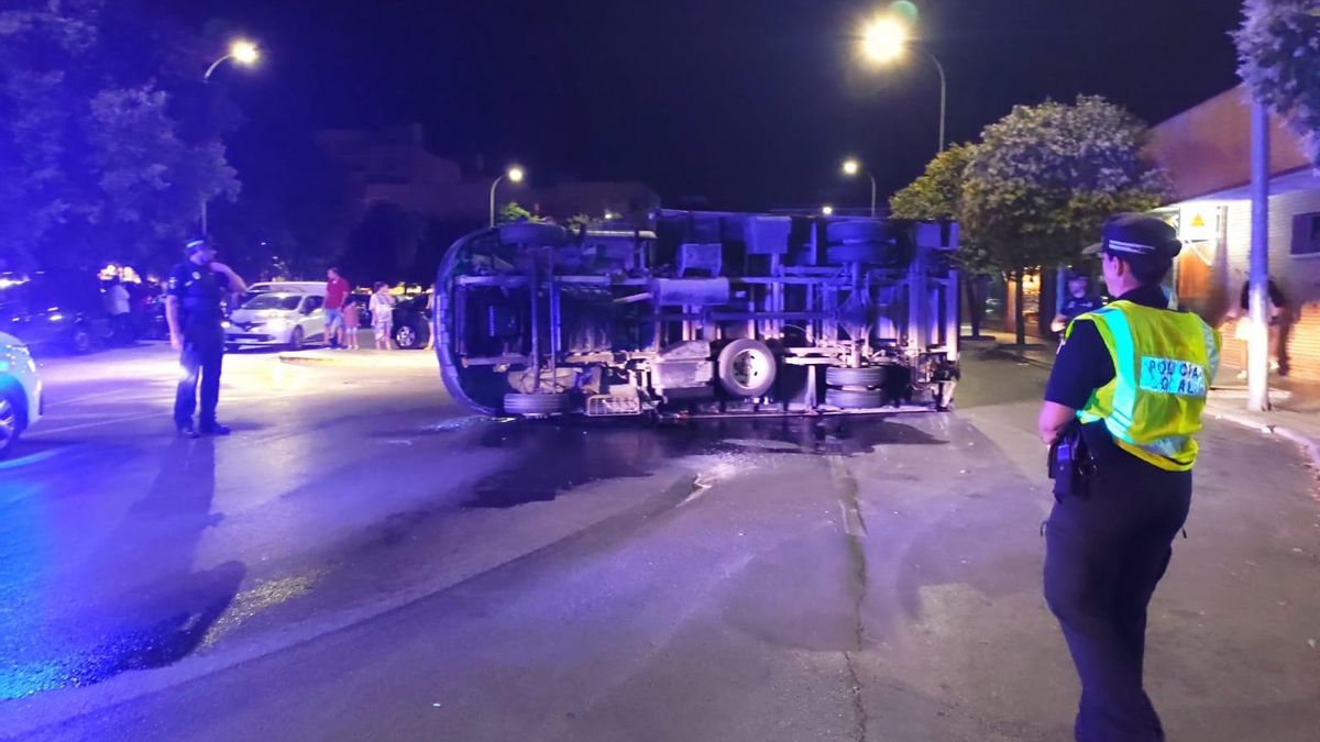 La furgoneta accidentada en mitad de la calzada en la calle José López Rebollo de Badajoz.