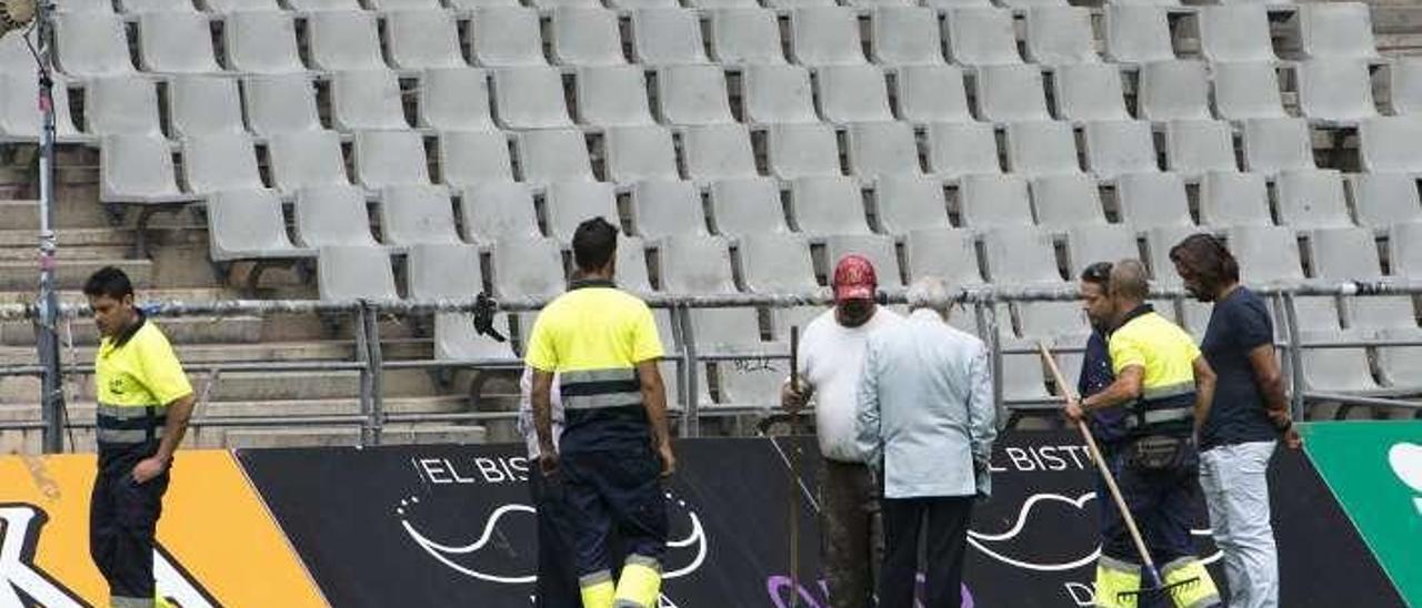 Varios operarios, durante unos trabajos en el Carlos Tartiere.