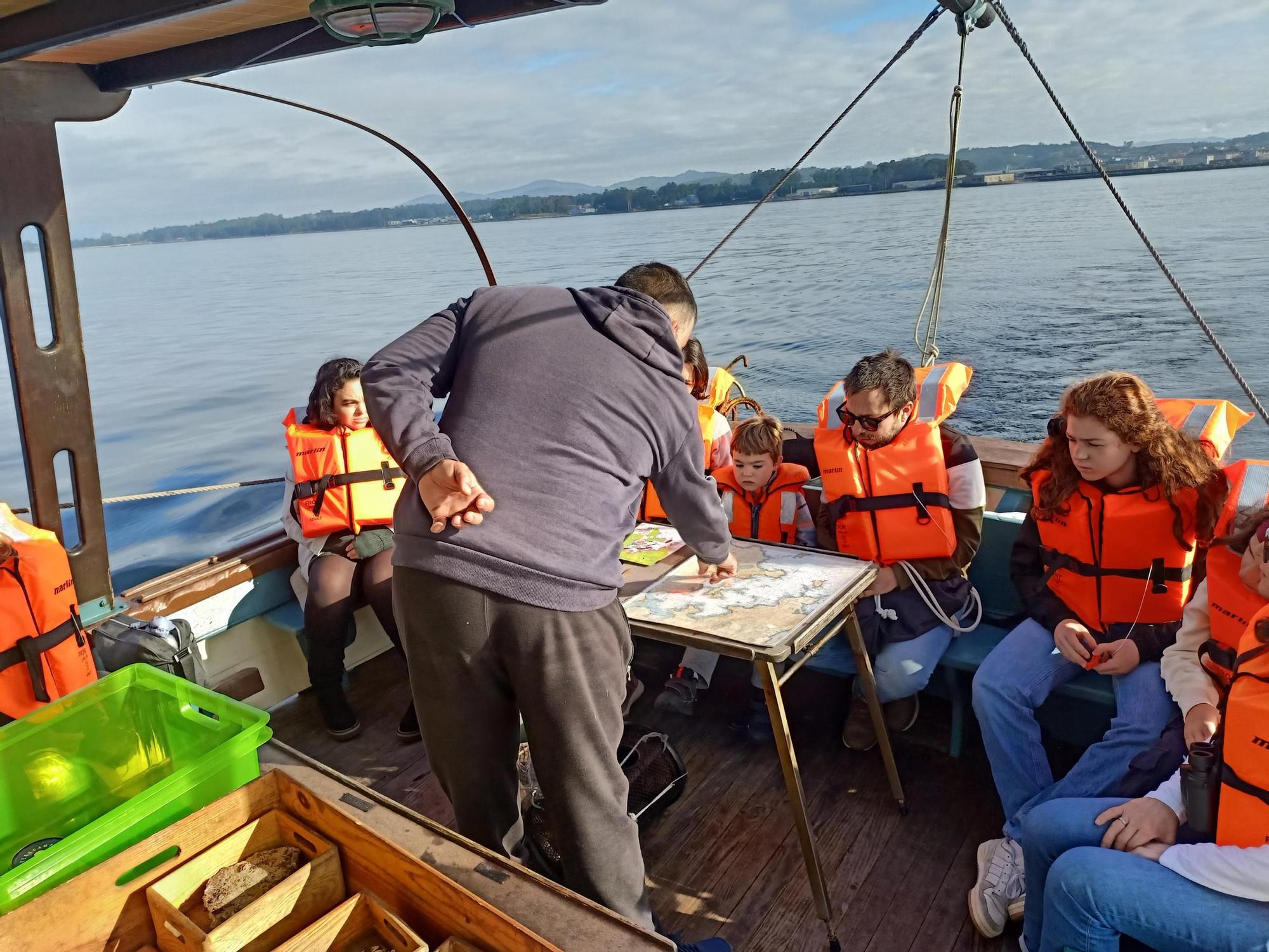 Asistentes a las actividades a bordo del "Chasula".