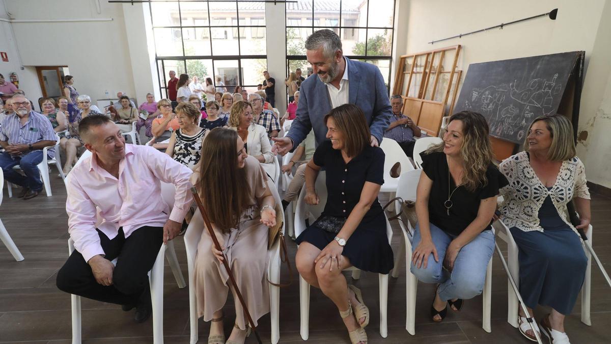 El alcalde y otros participantes en una joranda anterior.