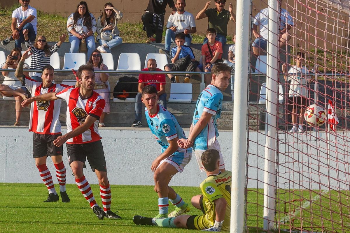 Momento en el que Adrián Rodríguez sentencia con su gol el ascenso del Céltiga.