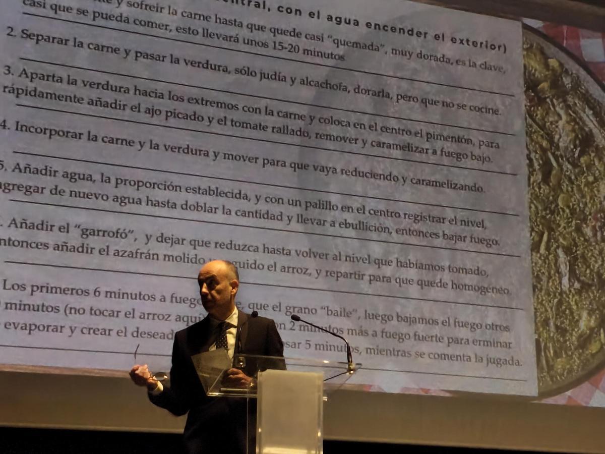 Gonzalo López, tras la conferencia de Vicente Barbís, natural de Castellón, que cerró su intervención regalando a los asistentes la receta de una paella valenciana.