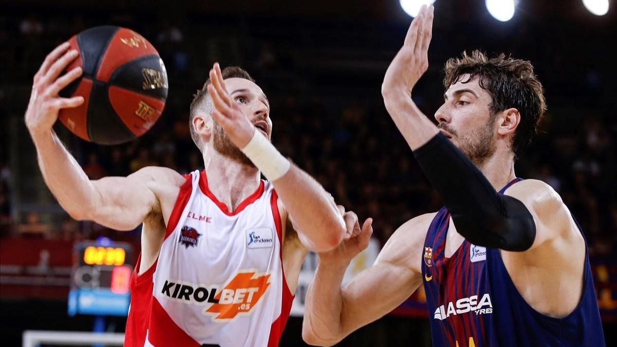 Huertas intenta superar al pívot azulgrana Tomic en el tercer partido de la semifinal