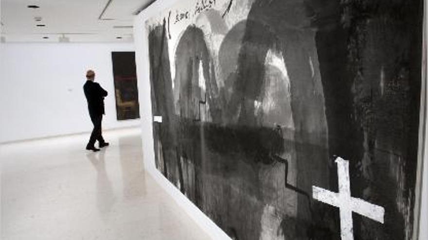 La muestra exhibe seis obras capitales de la trayectoria de Tàpies.