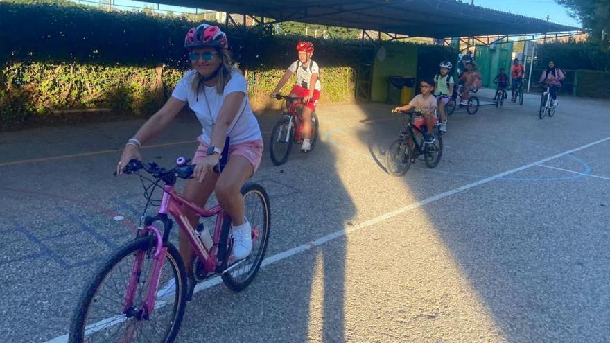 Los alumnos se desplazan hasta el colegio en bicicleta acompañados por una maestra. | L.O.