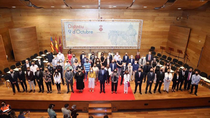 El alcalde y miembros del ayuntamiento durante el acto de entrega