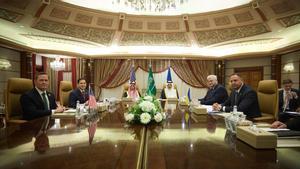 Ucrania acepta la propuesta de alto el fuego de Estados Unidos tras una larga jornada de negociaciones