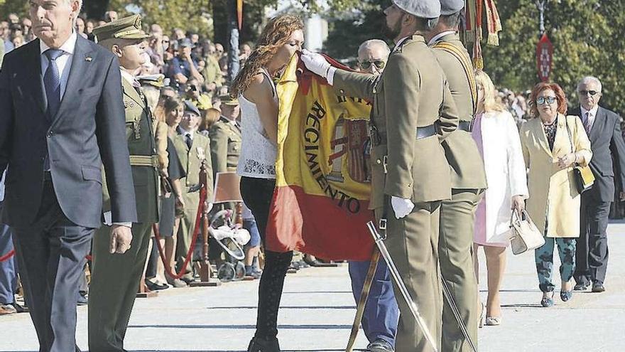 Una mujer jura bandera en el acto organizado el año pasado por la Brilat en su 50 aniversario.