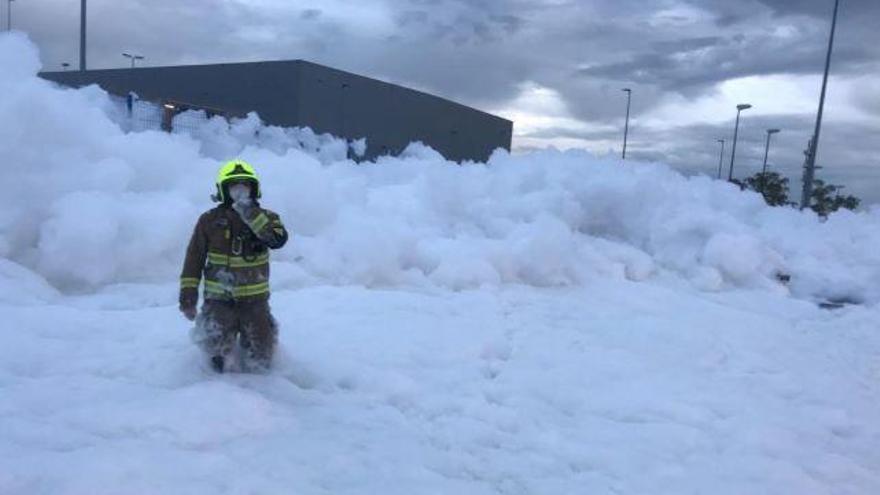 La espuma de un sistema antiincendios atrapa a un trabajador en Plaza