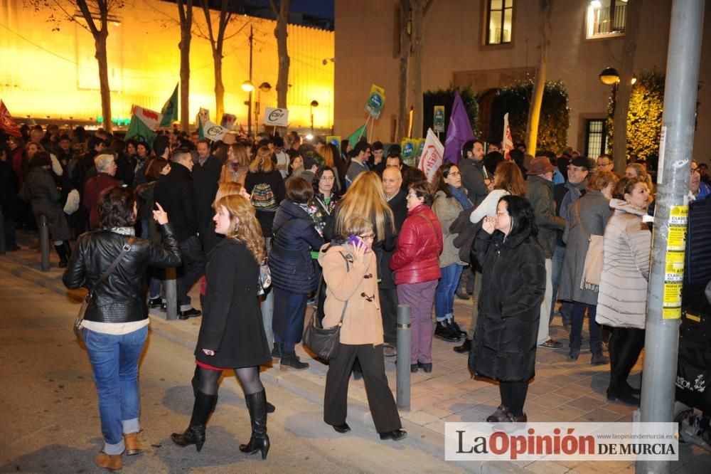 Varios centenares de manifestantes rechazan el concierto de Bachillerato y FP