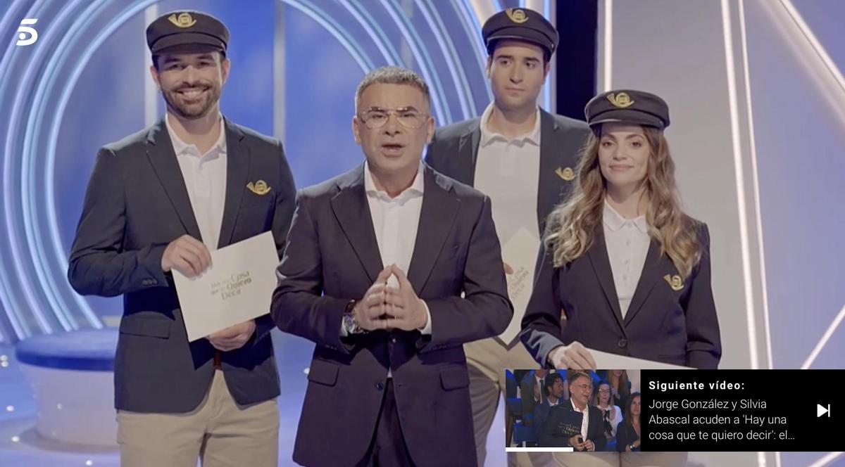 Jorge Javier Vázquez, con los carteros de 'Hay una cosa que te quiero decir'