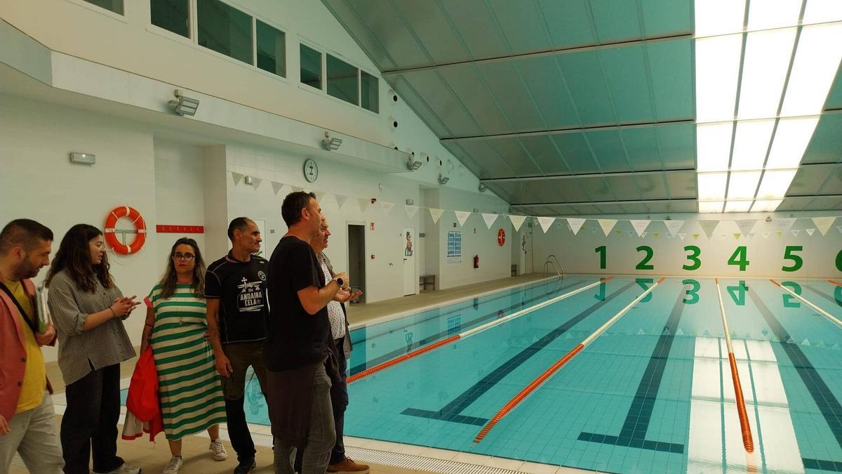 Visita a la piscina de Bueu con responsables de la empresa que asumió la gestión del recinto desde este mes de junio.