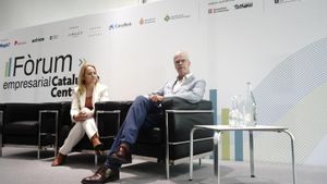 Natàlia Mas, exconsellera de Economia e Hisenda,  junto a Martí Saballs en el foto empresarial de San Fruitós de Bages.