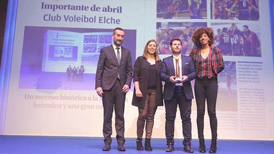 El alcalde de Elche posa con las capitanas del equipo Lara Sánchez y Adria Smit y con el presidente del club, David Agulló, que sujeta el premio.