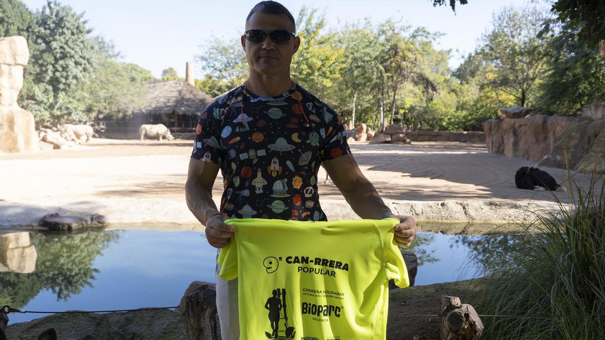 El medallista paralímpico, David Casinos mostrando la camiseta oficial de la Can-rrera de BIOPARC Valencia.