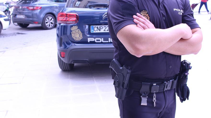 Un policía fuera de servicio salva la vida a una mujer tras sufrir un infarto en Alicante