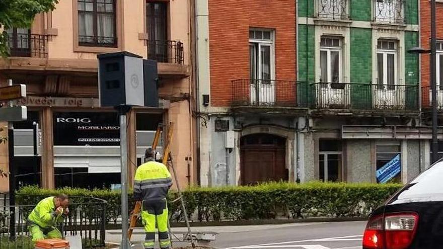 Operarios de la empresa Telvent, reponiendo el dispositivo.