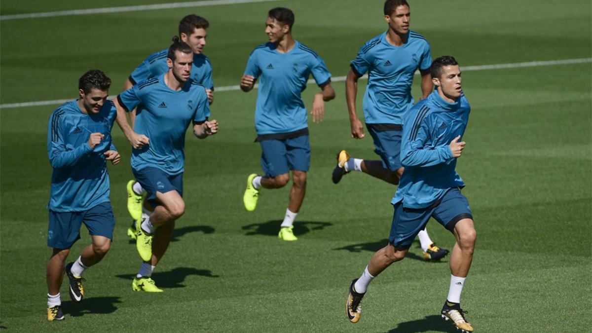 Cristiano Ronaldo junto a otros integrantes de la plantilla del Real Madrid en la previa del partido de la Champions 2017/18 contra el APOEL