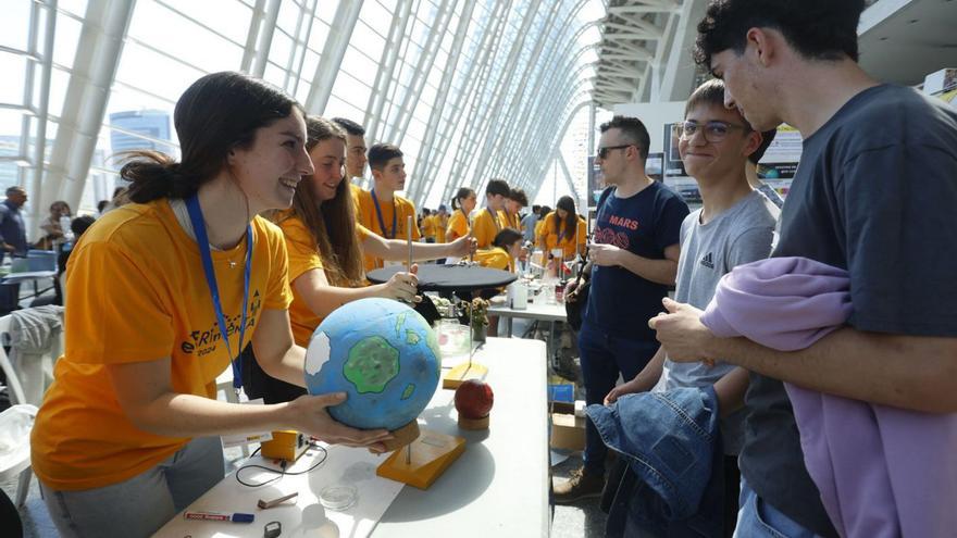 Los más jóvenes imparten ciencia en el Museu