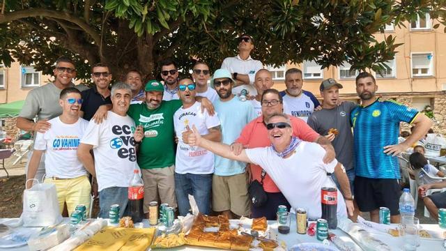 la pandilla de Manuel Rodríguez, al inicio de la comida.