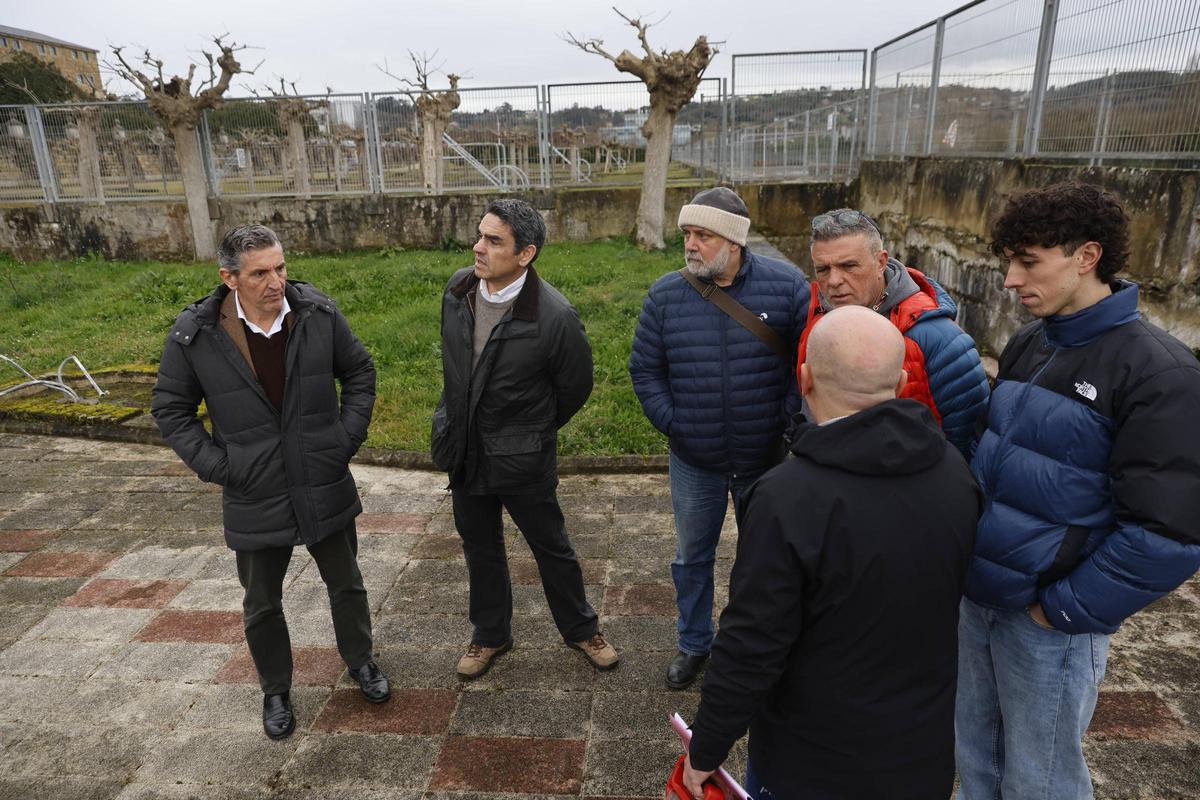 La visita de los técnicos a la piscina de la Laboral, en imágenes