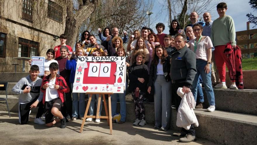Profesores y alumnos 
de los centros educativos 
de Panxón, con el contador 
de donaciones a cero y las chapas 
promocionales.  | // N.P.