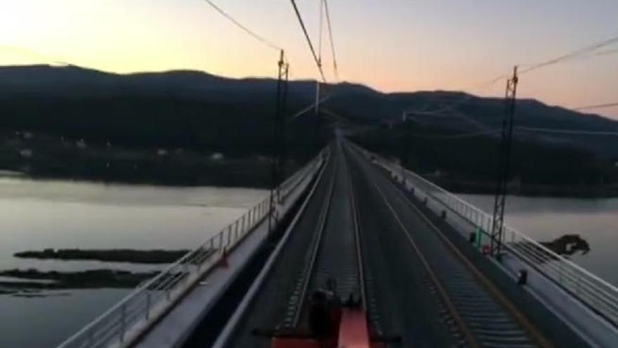 Cruza en tren el viaducto del AVE en Catoira