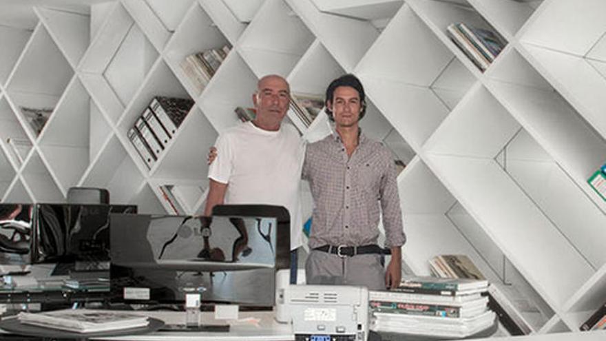 Los dos arquitectos premiados, en su estudio.