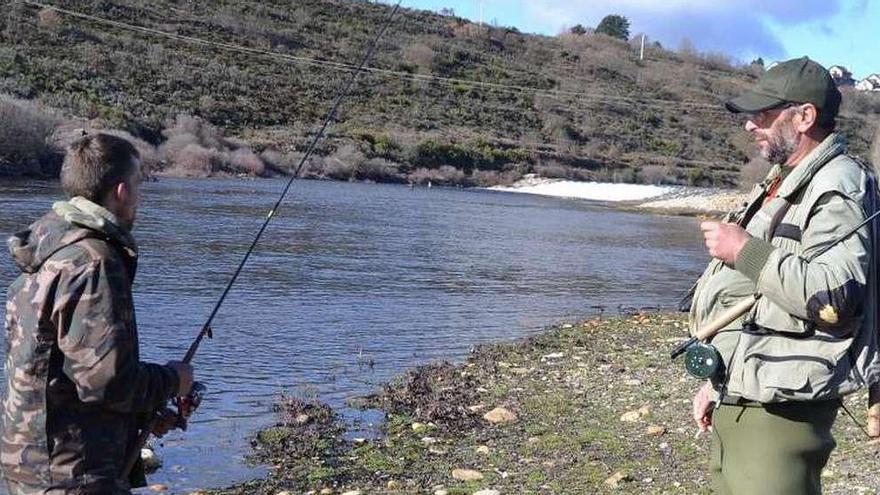 Dos pescadores en la orilla de uno de los ríos de la zona.