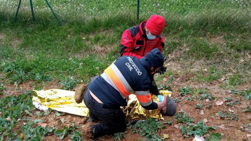 Un agent de Protecció Civil atenent l&#039;home de 95 anys