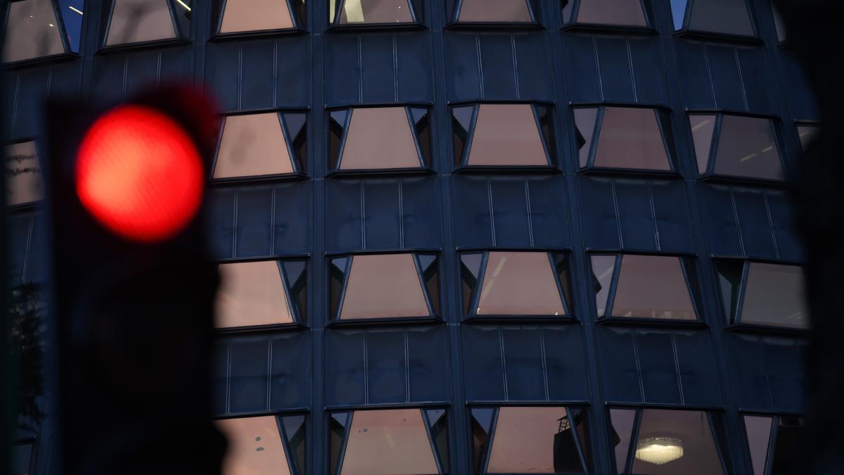 Un semáforo en rojo ante la fachada de la sede del Constitucional
