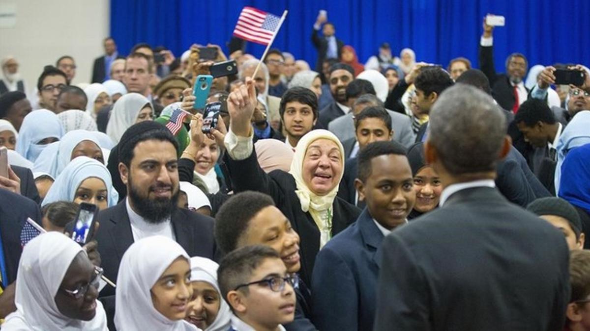 Obama saluda a los integrantes de la Sociedad Islámica de Baltimore.