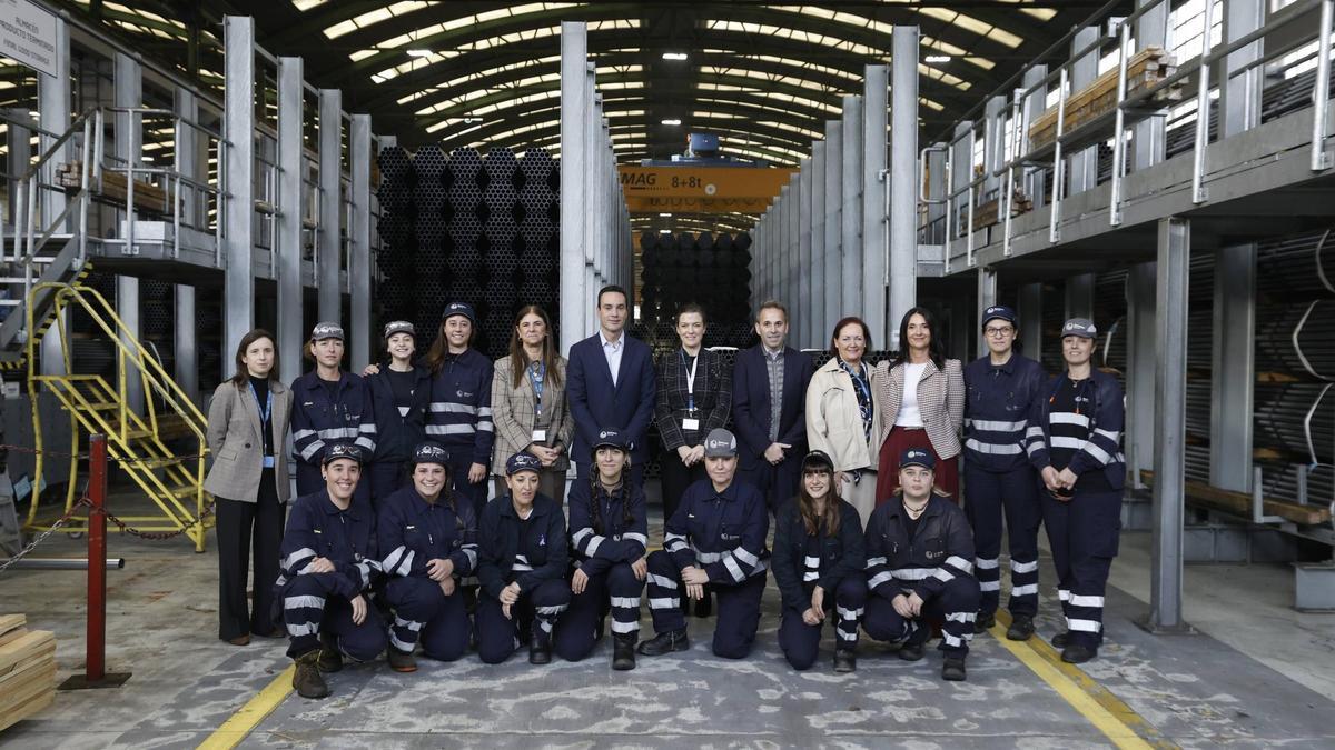 Alumnas en Gonvarri junto a directivos de la fábrica, representantes de Femetal y Sepepa, esta mañana.
