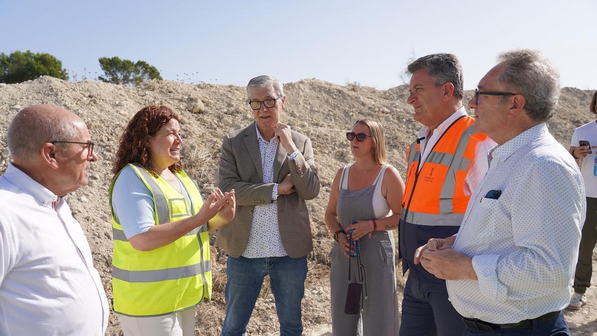 Asistentes a la visita a las obras proyectadas en la CV-60, en una imagen captada hoy.