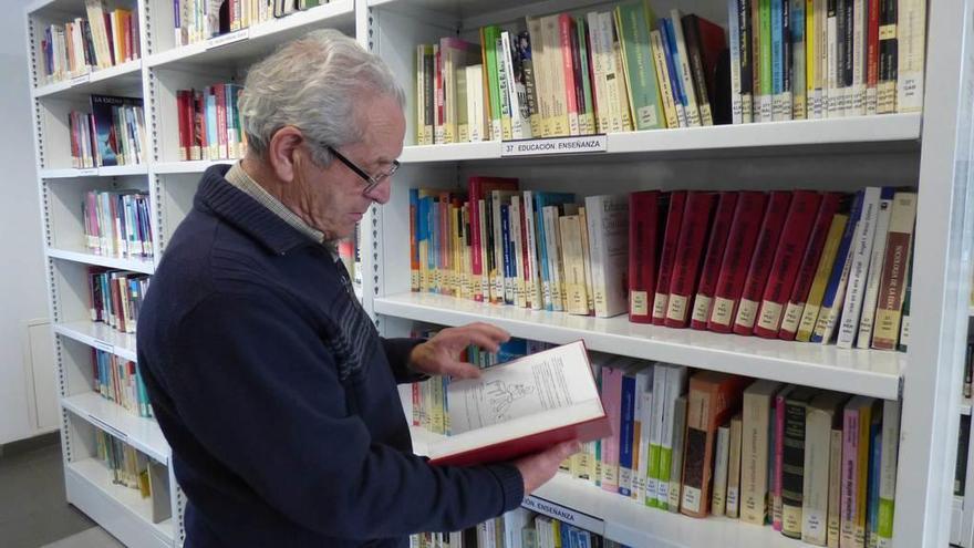 José Manuel Blanco, en la biblioteca de la Pola.
