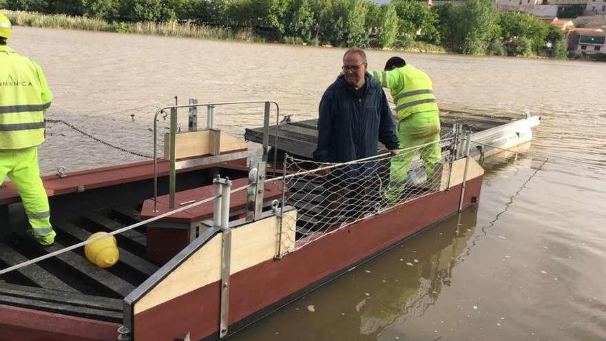 La barcaza que cruza el Duero entre Olivares y Los Pelambres pasa el test de prueba