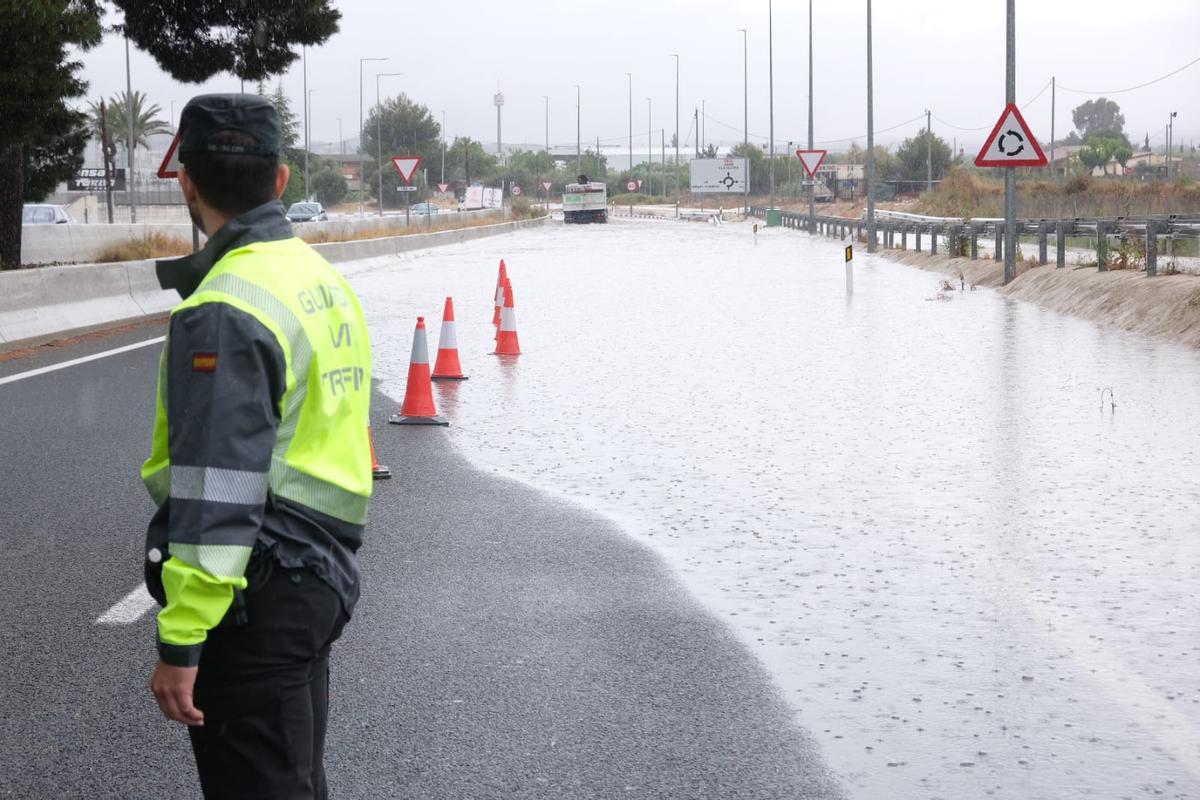 La carretera que une Aspe con Novelda cortada al quedar anegada por las lluvias.