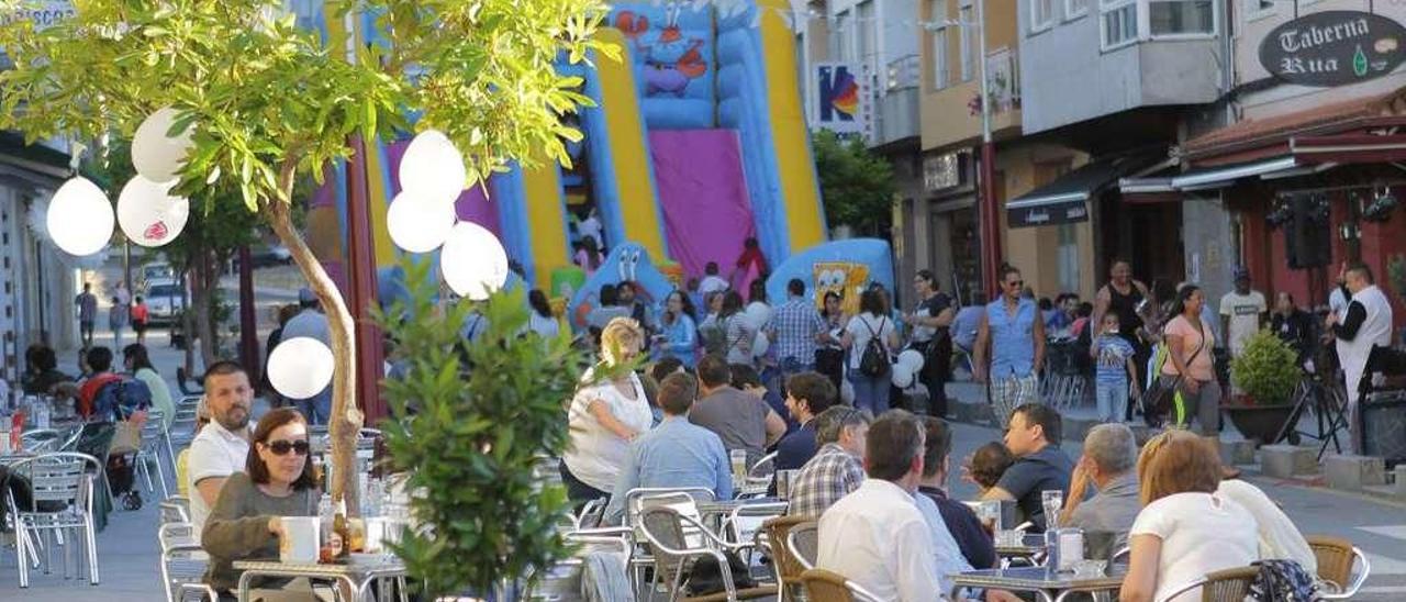 Actividades de la Noite Branca del comercio lalinense en la calle Rosalía de Castro. // Bernabé