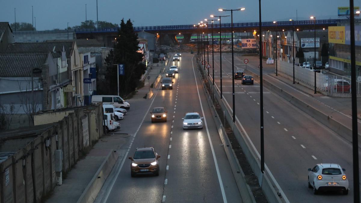 Travesía de la N-232A en Alcañiz (con la variante al fondo), en febrero de 2021