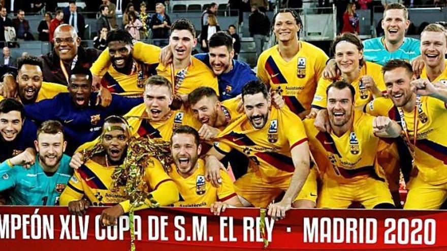 El Barcelona celebra con el trofeo la victoria ante el Balonmano Benidorm.