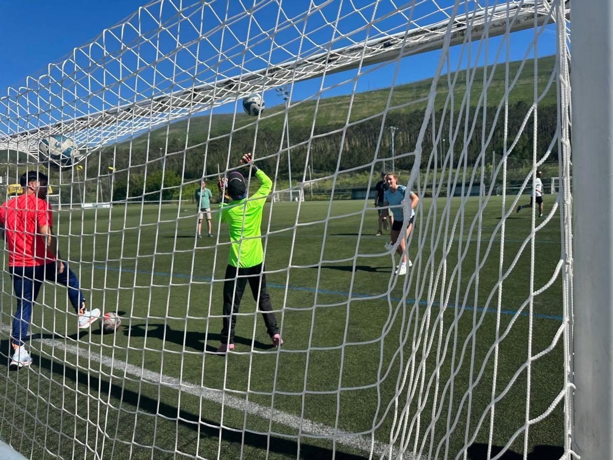 En imágenes: el club Valdés ACF conoce los secretos del portero gracias a la avilesina María Echezarreta, "Cheza"