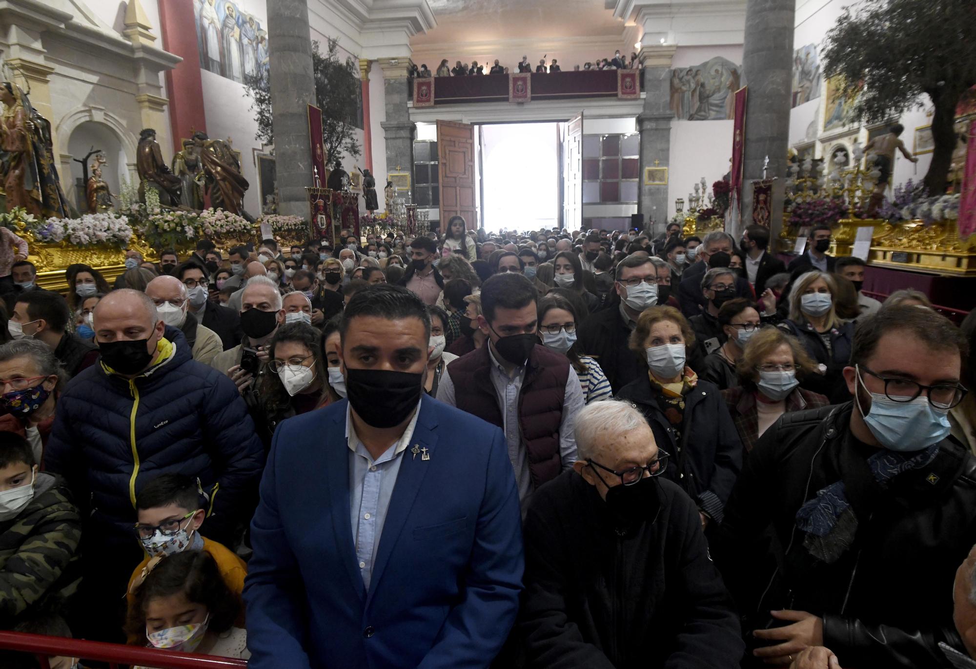 Descendimiento y besapiés del Cristo del Perdón en Murcia