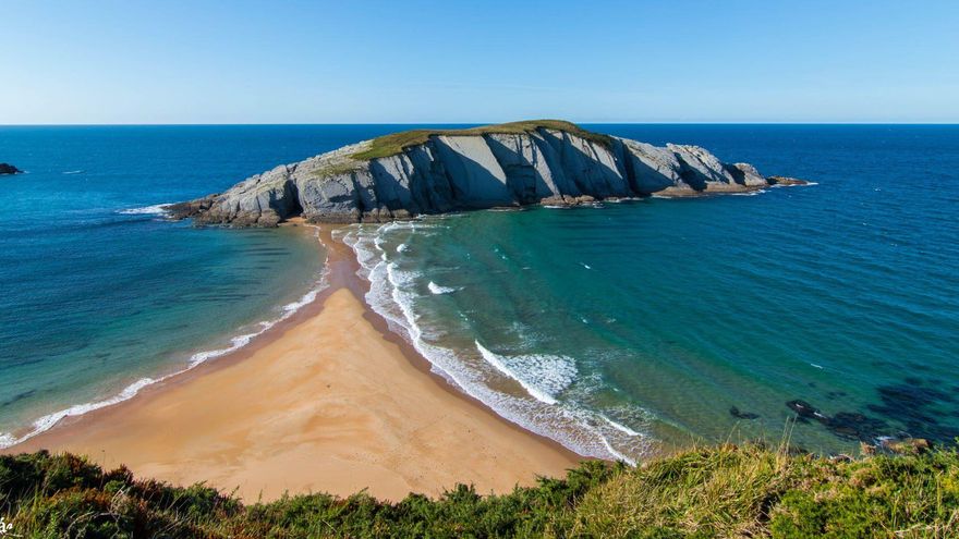 La playa de Cantabria que es todo un espectáculo: un pasillo de arena blanca que aparece y desaparece
